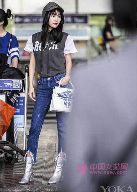 时髦小姐姐！张嘉倪机场look示范初夏怎么穿(图2)