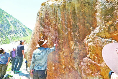 原文配图：专家学者正在对石渠县金沙江边吐蕃时期的摩崖造像进行考察。
