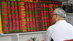 人民銀行公開(kāi)市場(chǎng)今日零投放零回籠，本周累計(jì)凈回籠1,200億元人民幣(下同)；人民幣中間價(jià)輕微回調(diào)11點(diǎn)，報(bào)6.8873兌一美元。滬深兩市早盤(pán)雙雙高開(kāi)，上證綜指、深證成指分別高開(kāi)0.09%、0.07%，報(bào)3,217.87點(diǎn)和10,632.04點(diǎn)；滬深300指數(shù)開(kāi)報(bào)3,485.31點(diǎn)，漲0.11%；創(chuàng)業(yè)板指數(shù)升0.07%，報(bào)1,968.15點(diǎn)。