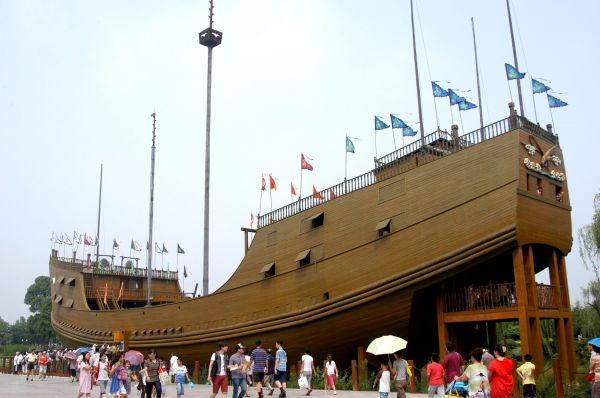 原文配图：游人在南京宝船厂遗址参观郑和下西洋仿古宝船。