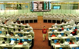 美國聯(lián)儲(chǔ)局決定維持利率不變，昨晚(21日)美股道指揚(yáng)163點(diǎn)。恒指今早高開250點(diǎn)後升幅擴(kuò)大，一度突破24,000關(guān)，最多升388點(diǎn)及曾高見24,058。恒指半日升270點(diǎn)或1.1%，報(bào)23,940；國指曾上越一萬點(diǎn)關(guān)，半日升138點(diǎn)或1.4%，報(bào)9,987。大市成交額472.6億元。截止中午12點(diǎn)，港股通半日使用額4.54億元人民幣。