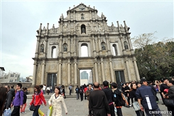 澳門旅游局公布，由年三十到年初五(1月27日至2月1日)，累計(jì)訪客人數(shù)77萬(wàn)人次，按年增6.7%。其中內(nèi)地客占約53.28萬(wàn)人次，較去年同期增8.5%。