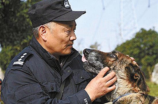 老警察白雁和退役老警犬在一起