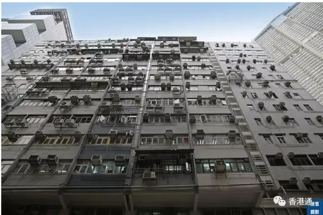 目前香港的公屋单位超过70万套,其中绝大部分由房屋委员会管辖,为209