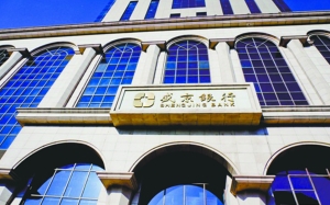 銀監(jiān)會(huì)的一紙批文結(jié)束了盛京銀行董事長(zhǎng)一職長(zhǎng)達(dá)8個(gè)月的空缺。6月13日，盛京銀行發(fā)布公告稱，遼寧銀監(jiān)局已核準(zhǔn)張啟陽(yáng)擔(dān)任盛京銀行執(zhí)行董事及董事長(zhǎng)的任職資格，任期已自6月9日開始。但前任董事長(zhǎng)留給他的局面卻有些嚴(yán)峻：除了陷入“賄選門”帶來(lái)的聲譽(yù)影響外，八年A股夢(mèng)碎后的重新籌備、資產(chǎn)質(zhì)量下降背后的經(jīng)營(yíng)結(jié)構(gòu)問(wèn)題以及區(qū)域產(chǎn)能過(guò)剩的轉(zhuǎn)型難題等都成為張啟陽(yáng)這位新任掌門人的難題。