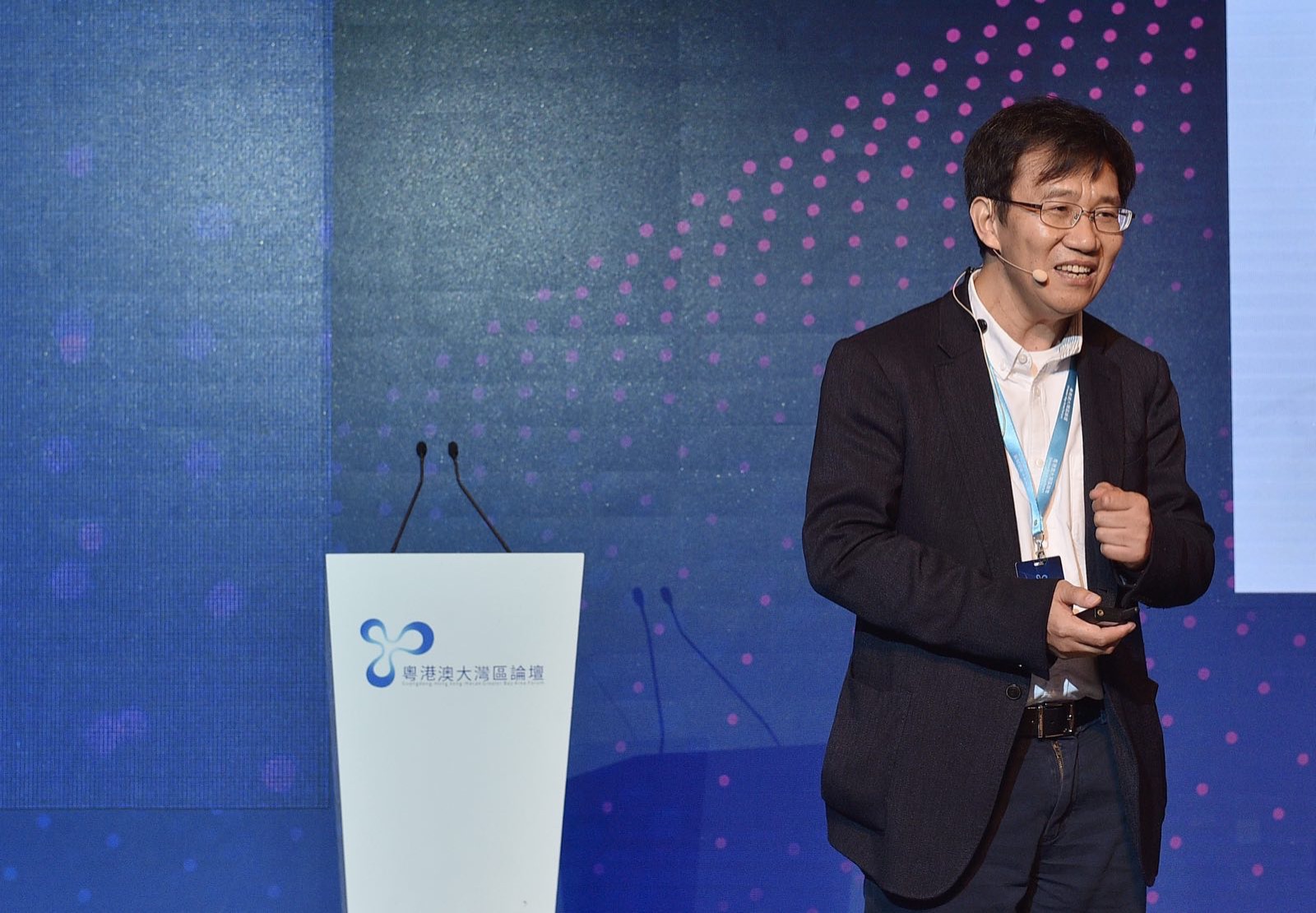 李澤湘指出，粵港澳大灣區(qū)擁有世界最完整、最具競爭優(yōu)勢的制造業(yè)體系，并且面對內(nèi)地龐大的中產(chǎn)市場。每年芯片的消費上，中國進口額2300多億元，其中大半部分是在深圳使用。同時 “互聯(lián)網(wǎng)+”的效應(yīng)，正在快速在整個大灣區(qū)、甚至全國中國范圍內(nèi)擴展，導(dǎo)致行業(yè)效率得到極大的提升。同時，粵港澳各具特點。把這些優(yōu)勢系統(tǒng)的綜合起來，實現(xiàn)目標(biāo)。