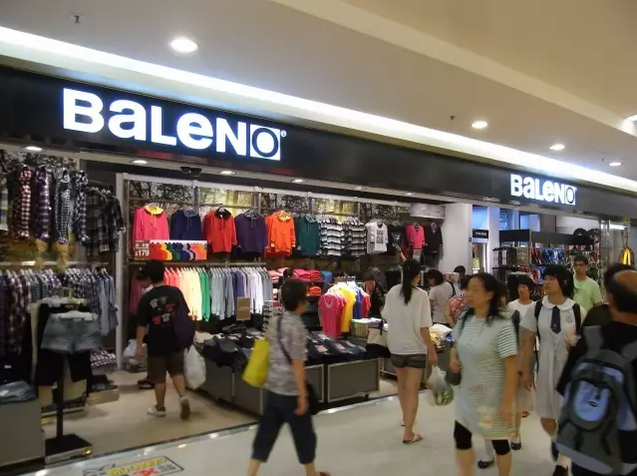 德永佳集團(tuán)是一家在香港交易所上市的工業(yè)公司，主營業(yè)務(wù)是紡織、服飾銷售并提供汽車及發(fā)電機(jī)維修及保養(yǎng)等服務(wù)，公司在百慕大注冊，董事主席兼首席執(zhí)行官為潘彬澤。目前集團(tuán)旗下?lián)碛?個品牌，分別為班尼路、S&K、I.P.Zone和ebase。