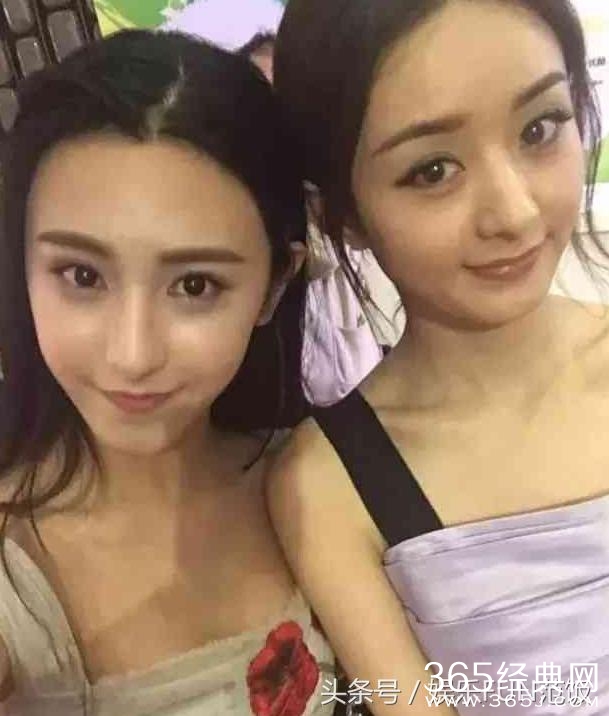 赵丽颖和网红合照,赵丽颖说不上是很惊艳,但是非常邻家,有辨识度.