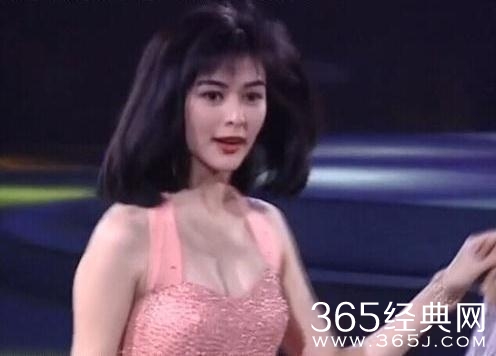 没想到当年29岁的关之琳如此的清纯漂亮,还带着一丝娇羞.