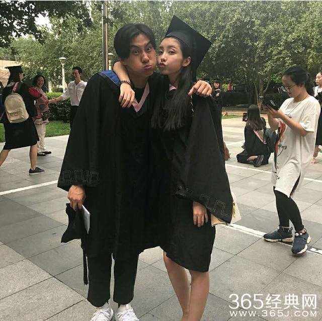 豆得儿果然还是去整容了!这几张毕业照信息量可真大呀