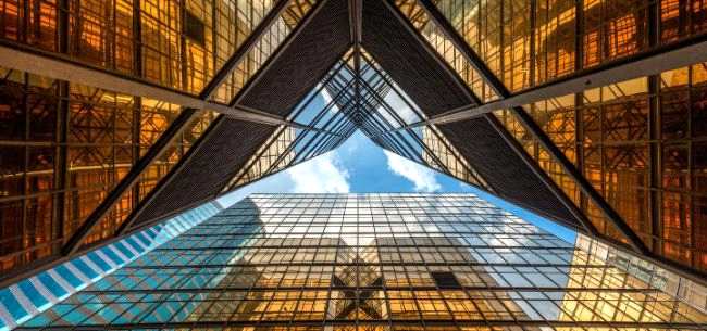 過(guò)往，港交所對(duì)于申請(qǐng)IPO的企業(yè)在盈利及股權(quán)架構(gòu)等方面設(shè)置了過(guò)高的門檻，導(dǎo)致阿里巴巴、京東、中通等行業(yè)巨頭望而卻步轉(zhuǎn)投其它海外市場(chǎng)。