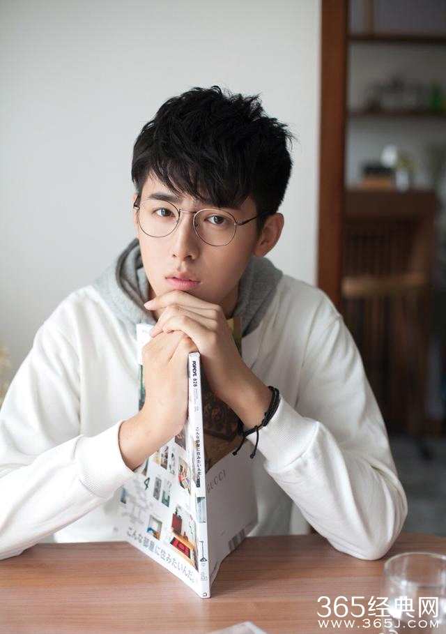 沈阳音乐学院校草蔡尧,网上很多人拿他照片作头像的
