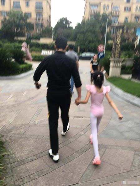 陆毅送女儿上芭蕾舞班 父女俩走路姿势一模一样