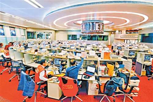 導(dǎo)讀：根據(jù)港交所披露的港股通持股數(shù)據(jù)，截至今年7月6日，港股通持股總規(guī)模達(dá)到6015.80億港元，持股規(guī)模最大的前20只股票的持股市值達(dá)3257.78億港元，占港股通持股總市值的54.15%。持股規(guī)模前十大股票分別為匯豐控股、建設(shè)銀行、騰訊控股、工商銀行、吉利汽車、中國銀行、融創(chuàng)中國、招商銀行、中信銀行、新華保險(xiǎn)。