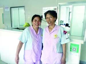 保洁大姐陈梅英（右）、马迎春（左）“久扫成医”，掌握了一些判断疾病方法