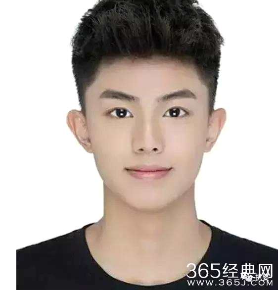 王彦皓,学霸.   长得,很学霸.