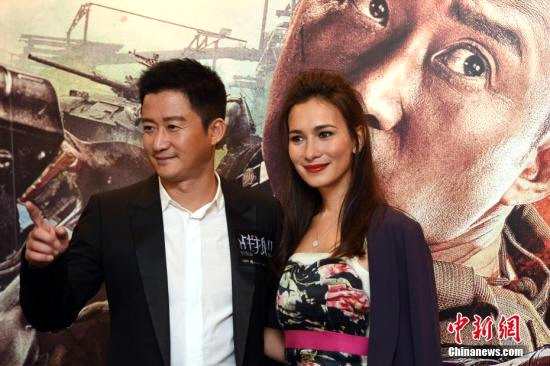 9月6日晚，《战狼Ⅱ》导演及演员吴京(左)率女主角卢靖姗(右)出席电影在香港的首映礼。中新社记者 谭达明 摄