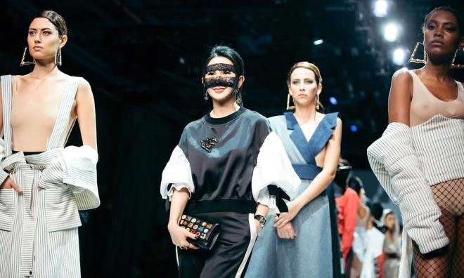 海豚音女王BING出席纽约时装周，蒙面受时尚界追捧  
