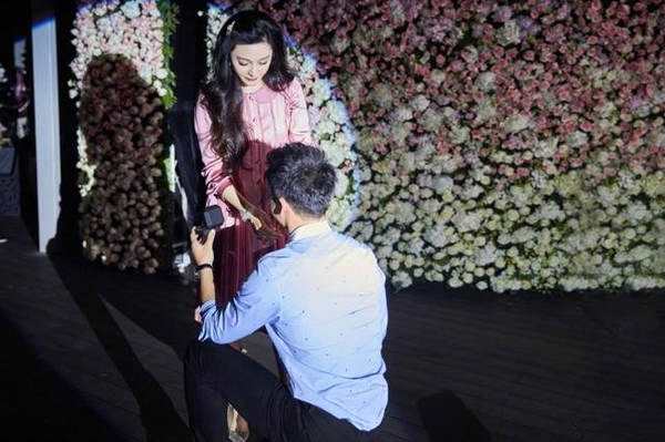 李晨向范冰冰求婚成功 深夜发微博晒求婚现场照片