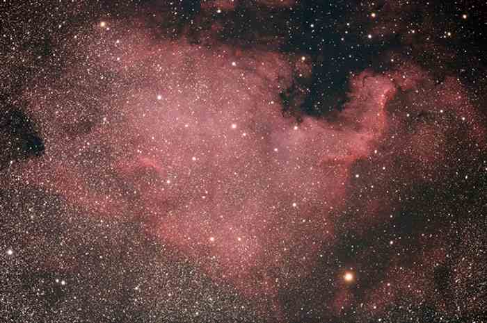 NGC 7000 – 北美洲星云(North American Nebula) 位于天鹅座，靠近天津四的一个发射星云这个发射星云形似北美洲大陆表面亮度非常低，不