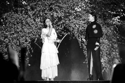 那英和郭沁合唱《三生三世十里桃花》主题歌。