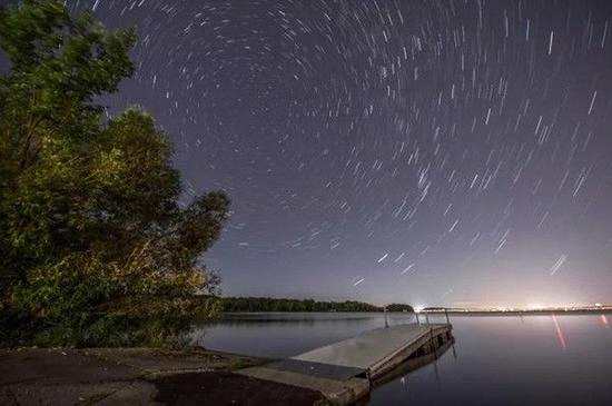 图为北天星轨。15分钟左右的时间恒星在天空中划过的痕迹，中间不动的就是北极星，孙邦正2016年10月摄于美国威斯康星州麦迪逊蒙多塔湖畔 。