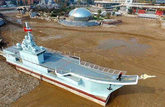 仿“辽宁号”航母模型亮相河北传媒学院。本文图片均来自视觉中国