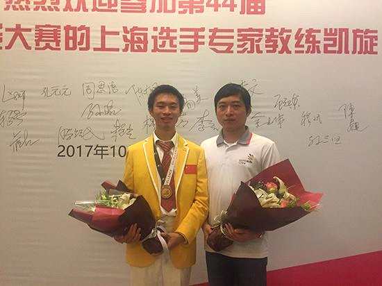 世界技能大赛结束后，孔元元（左）和赵俊卿凯旋回沪。 澎湃新闻见习记者 李佳蔚 图