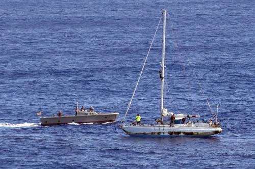 图为阿佩尔和费亚瓦获救的场景。图片来源：美国海军