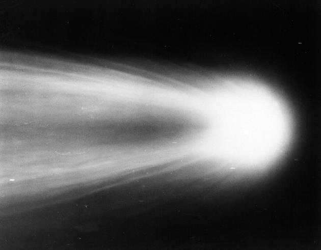 图为1910年5月8日、哈雷彗星上一次亮相时，G·W·里奇博士G.W. Ritchey用加州威尔逊山天文台的1.5米直径望远镜拍摄的照片。</p><p>图中可以看见该彗星的头部和长长尾部的开端。</p><p>其它短而直的条纹则是背景中的恒星。</p><p>