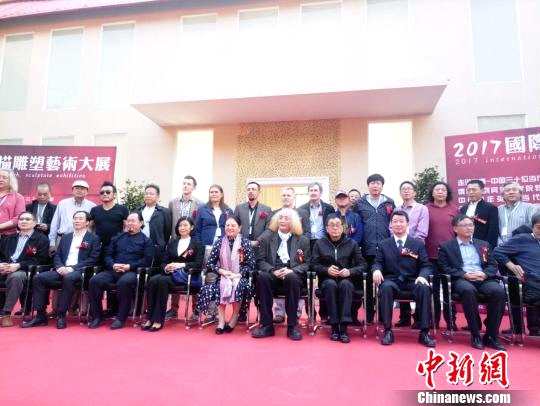 11月3日，刘家昌参加华泉小村内的一个艺术展。　王剑 摄