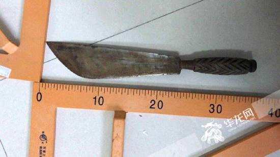 被查获的杀猪刀。重庆铁路警方供图 华龙网发