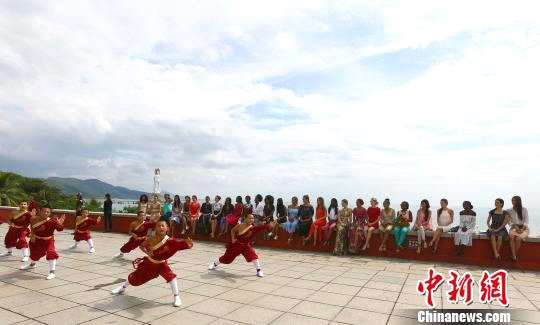 11月8日，世界小姐佳丽在三亚南山寺观海平台欣赏小武僧表演功夫套路。　陈文武 摄
