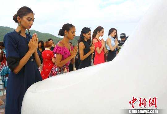 11月8日，世界小姐佳丽在三亚南山海上观音脚下祈福。　陈文武 摄