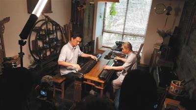 在《百心百匠》中，从小学习古典钢琴的歌手李泉向精于制琴和古琴修复的吴门琴家裴金宝学艺。