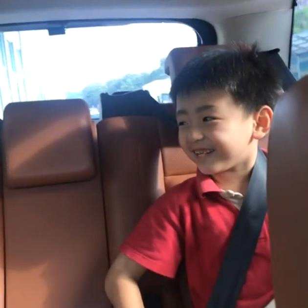张柏芝分享俩儿子唱歌视频 跟谢霆锋有得一拼了
