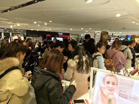 韓媒:中國代購爆買樂天免稅店 團體游客依然沒影 韓媒:中國代購爆買樂天免稅店 團體游客依然沒影