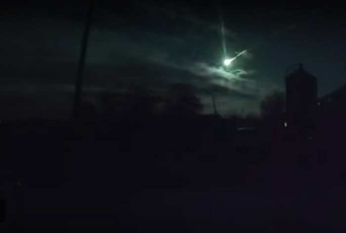 强光划破俄罗斯叶卡捷琳堡夜空 惹陨石坠落疑云