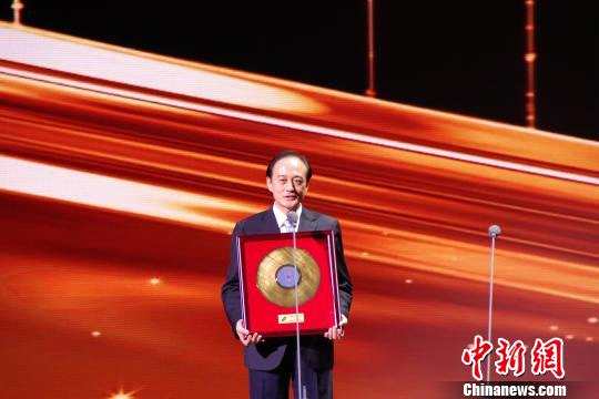 图为获得“特别贡献奖”的国家大剧院代表上台领奖 陈静 摄