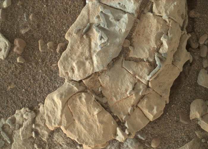好奇号拍到火星表面岩石“棒状物” 发现远古生命遗迹化石？