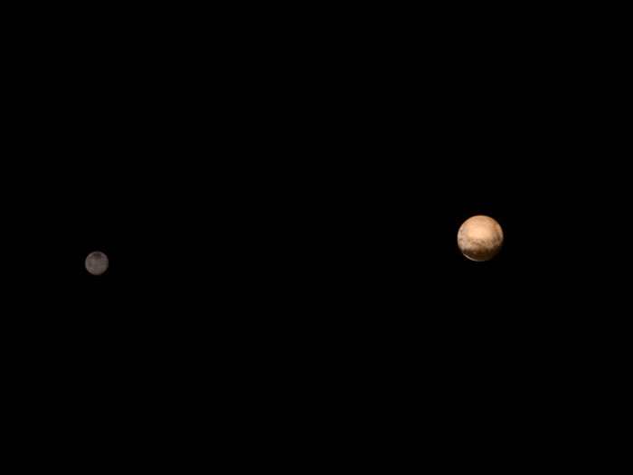 新视野号拍摄的冥王星（右）和它最大的卫星夏戎（左）。影像来源：NASA