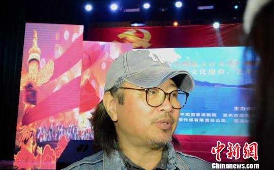 电视剧《谷文昌》导演黄克敏在接受媒体采访。　张金川 摄