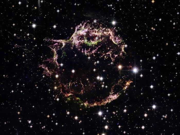 哈伯太空望远镜拍摄的仙后座A超新星残骸细致影像，这个球壳状的天体，是我们目前在银河系内发现最年轻的超新星残骸。这张影像是由哈伯太空望远镜先进巡天相机（Advan