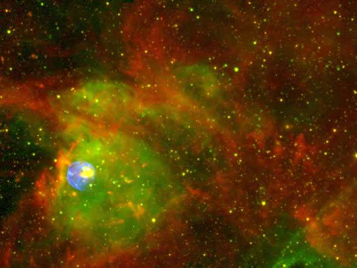 在超新星残骸中这团发光的气体尘埃，看起来既狂暴又炙热。这个区域称为N 63A，是大质量恒星爆发后，将气体外层抛向原本就已经很混乱的区域所形成的。 N 63A位于