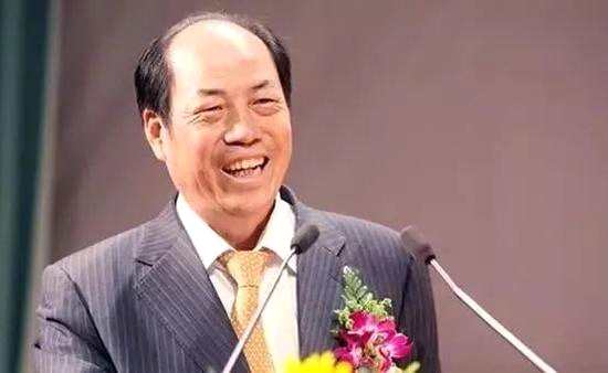 另一條，則更為讓人咂舌：據(jù)說，楊國強(qiáng)給碧桂園定的目標(biāo)是保底8000億，沖擊10000億！為了實現(xiàn)這個規(guī)模，碧桂園要做到鄉(xiāng)鎮(zhèn)、縣城都有碧桂園的“給你一個五星級的家”。但這條新聞在隨后一天被刪除了。