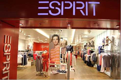 说起Esprit，还与家喻户晓的林青霞有一些关系。Esprit是一个美国服饰品牌，创办于1964年。1972年林青霞的老公邢李原将Esprit亚洲这部分资产在香港上市，4年后收购Esprit欧洲业务，并且更名为思捷环球控股有限公司。