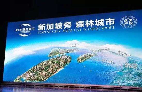 另一條，則更為讓人咂舌：據(jù)說，楊國強(qiáng)給碧桂園定的目標(biāo)是保底8000億，沖擊10000億！為了實現(xiàn)這個規(guī)模，碧桂園要做到鄉(xiāng)鎮(zhèn)、縣城都有碧桂園的“給你一個五星級的家”。但這條新聞在隨后一天被刪除了。