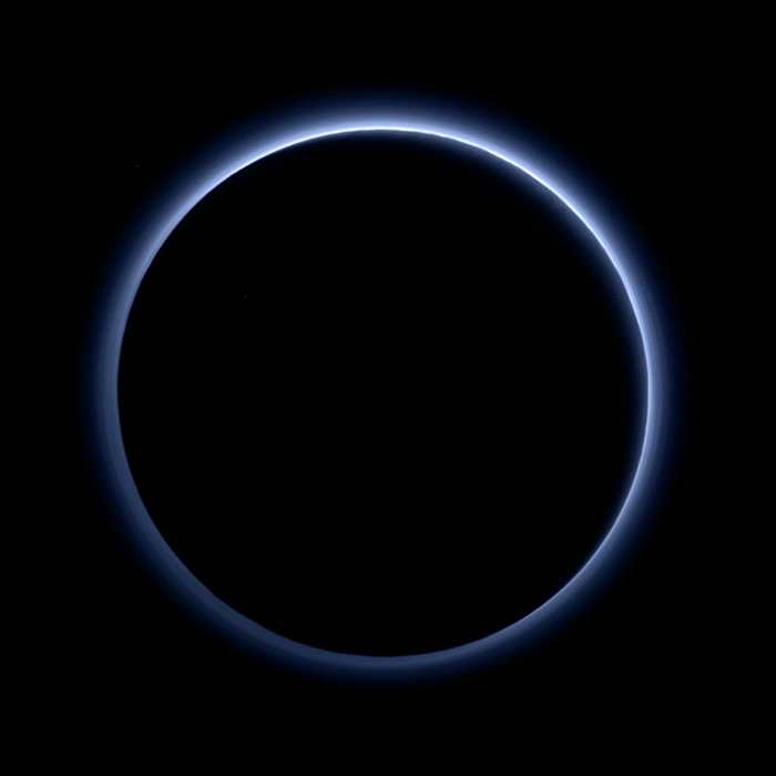 新视野号飞离冥王星时，拍摄到冥王星背向太阳的画面，地球上月全食发生时，月球上往地球看见景象和这个画面很相似，只是蓝色的环变成红色的。影像来源：NASA