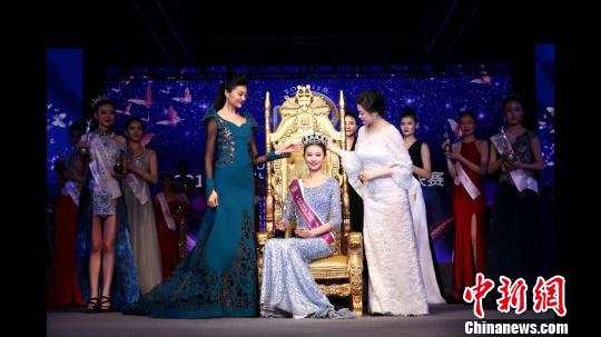2017世界旅游小姐中国区总决赛29日落幕，河南选手曹灿荣获冠军。　齐建文 摄