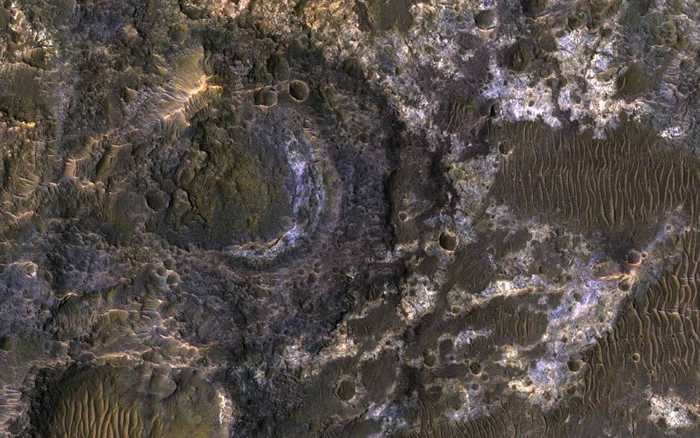 火星拉敦盆地堆积着由古河流带来的沉积物。